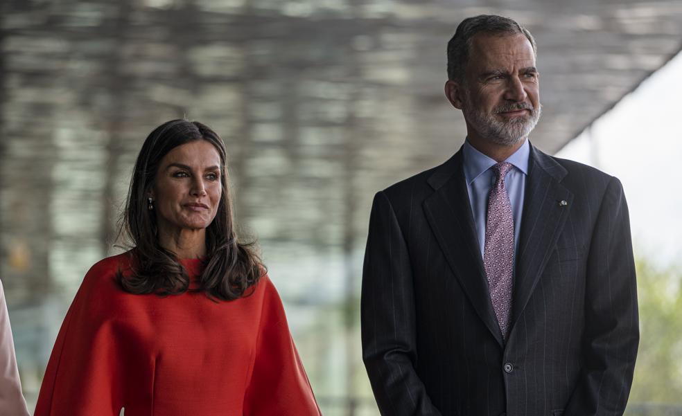 La reina Letizia recupera su vestido naranja de Carolina Herrera más favorecedor: elegante, con el color tendencia y que hemos encontrado en Zara