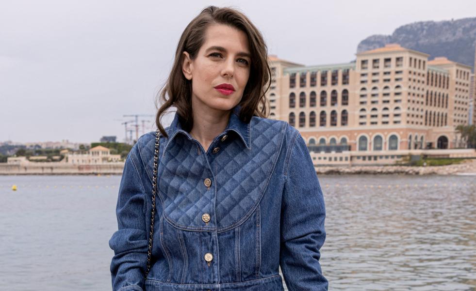 El look total denim de Carlota Casiraghi que queda de maravilla, que rejuvenece y que puedes copiar muy fácil en el low cost