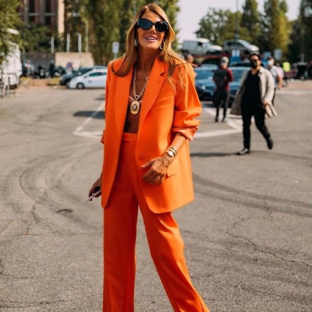 El traje naranja que vas a llevar sin parar a bodas, citas y eventos de mañana, tarde o noche: con plumas, low cost y hasta la XXL