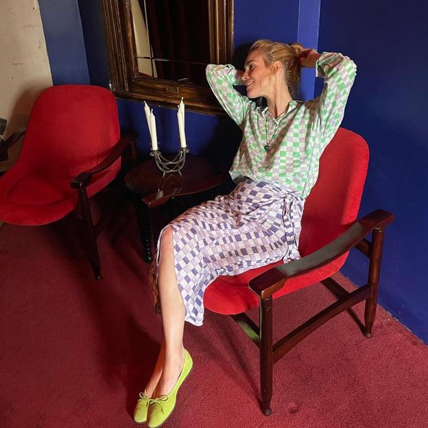 El dos piezas más inteligente del low cost: pantalón, falda y chaleco con un estampado inolvidable y una silueta que rejuvenece (para todas las tallas)