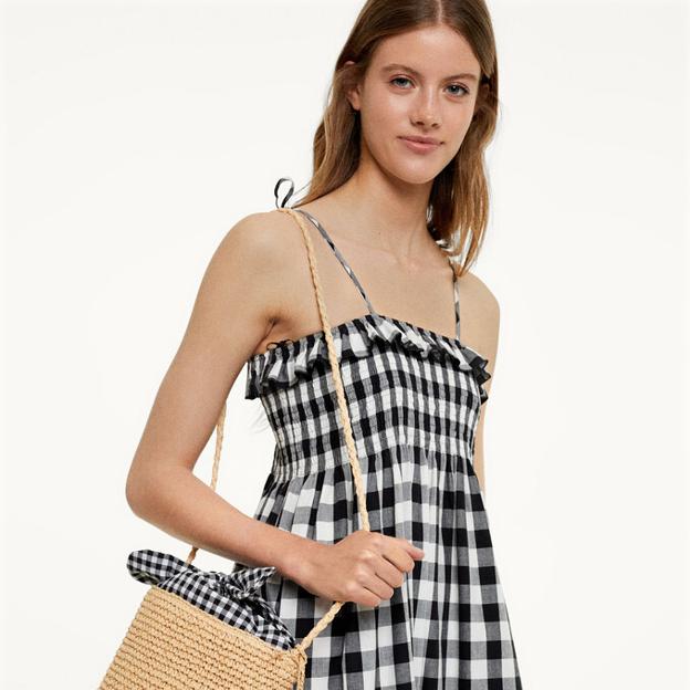 El vestido de cuadros de Parfois que acabarás comprando en los tres colores porque es fresquito, cómodo y queda bien con sandalias