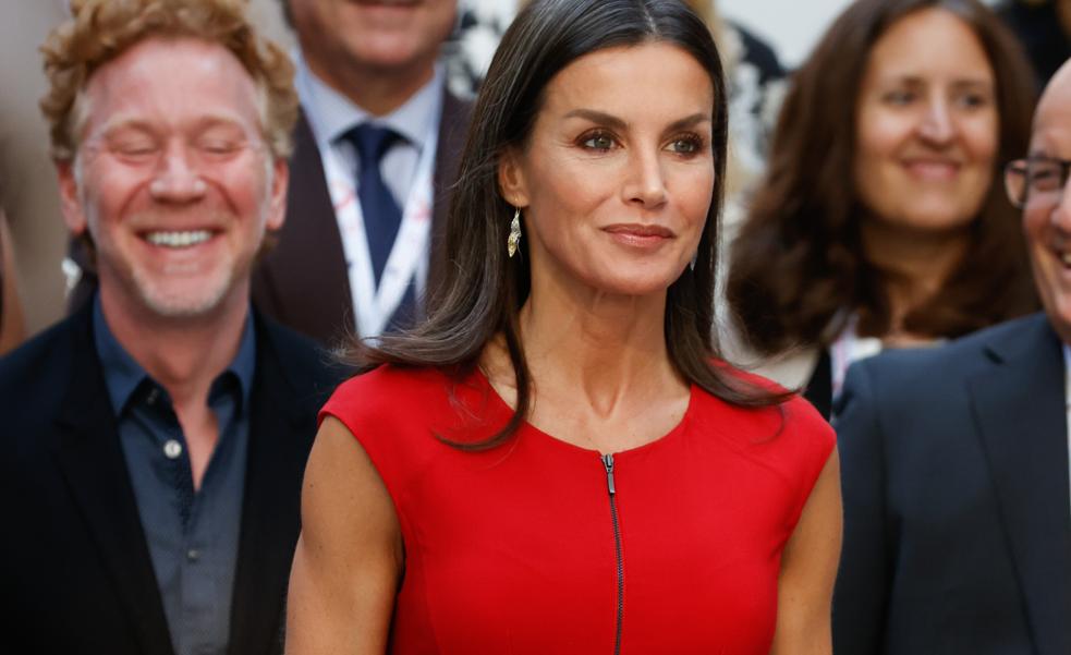 La reina Letizia triunfa con su vestido rojo favorito: un look que favorece y estiliza y que puedes comprar en Mango baratísimo