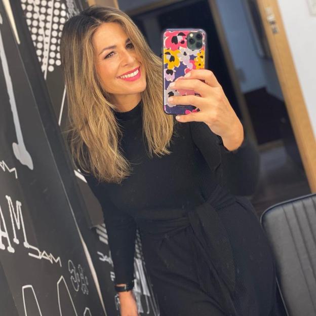 Los originales pantalones tobilleros de Nuria Roca que confirman que el naranja es el color de la primavera