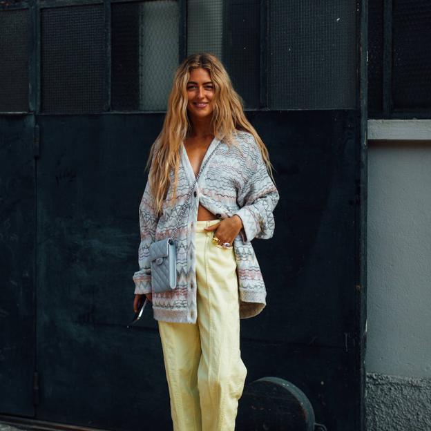 Los pantalones vaqueros de colores que querrás para rejuvenecer tus looks cómodos de primavera después de los 40