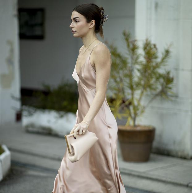 Estos vestidos lenceros satinados son necesarios para crear looks rejuvenecedores (también en otoño)