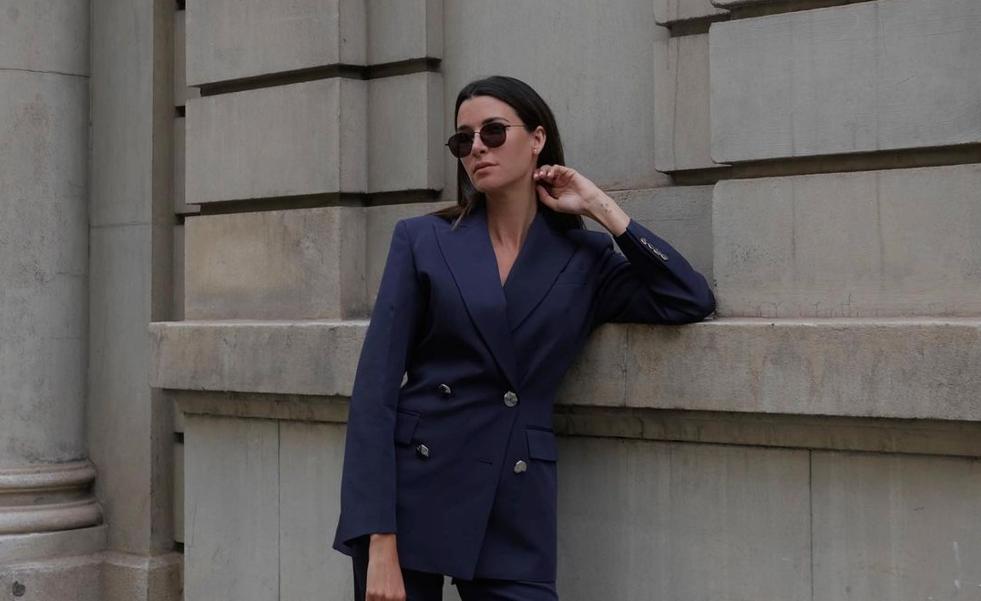 El traje azul de Massimo Dutti Studio que las influencers ya utilizan como fondo de armario