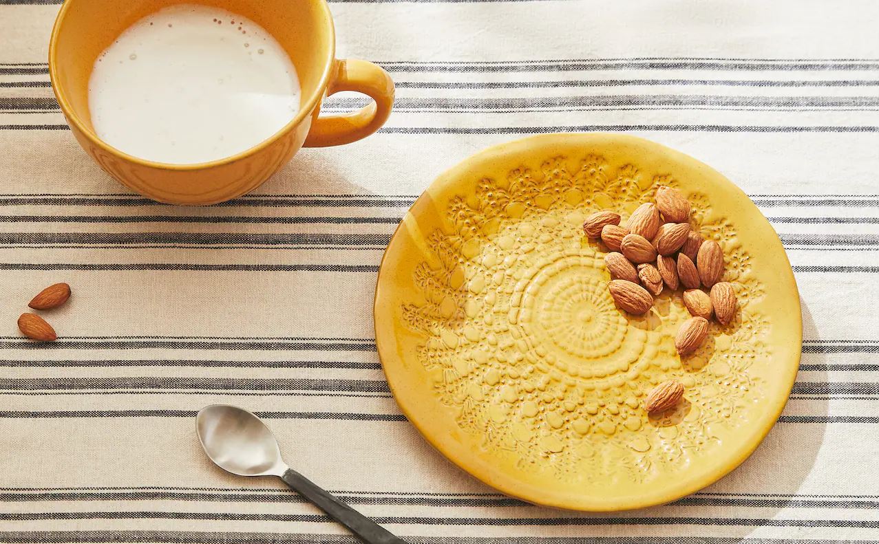 10 platos preciosos de Zara Home por menos de 10 euros: plato de terracota amarillo