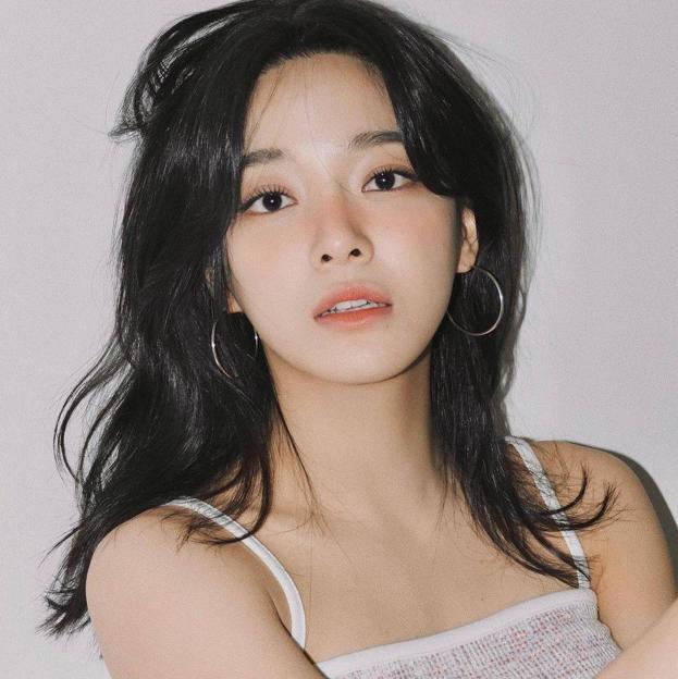 Las famosas que lucen un pelo rizado definido y sin encrespamiento usan este agua de peinado para marcar y potenciar los rizos