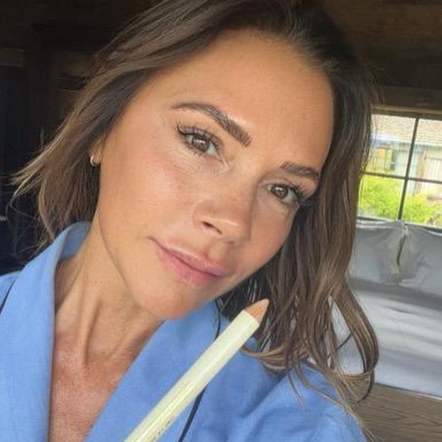 El truco de Victoria Beckham para rejuvenecer su mirada (y que puedes hacer tú misma en casa)