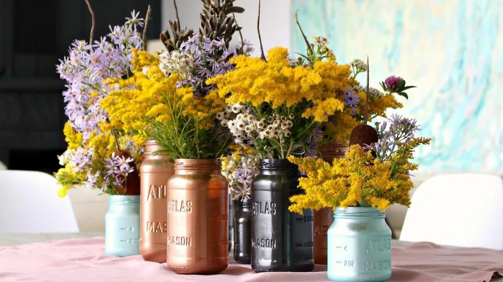 Jarrones, floreros y maceteros preciosos y baratísimos de H&M Home para decorar tu casa con plantas