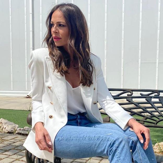 La blazer de Zara de Eva González es la chaqueta perfecta y la más elegante para los días más frescos de la primavera y el verano