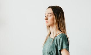 Virasana, la postura de yoga del héroe que es una alternativa más fácil a la pose del loto: relaja las piernas cansadas, mejora la flexibilidad y te ayuda a dormir