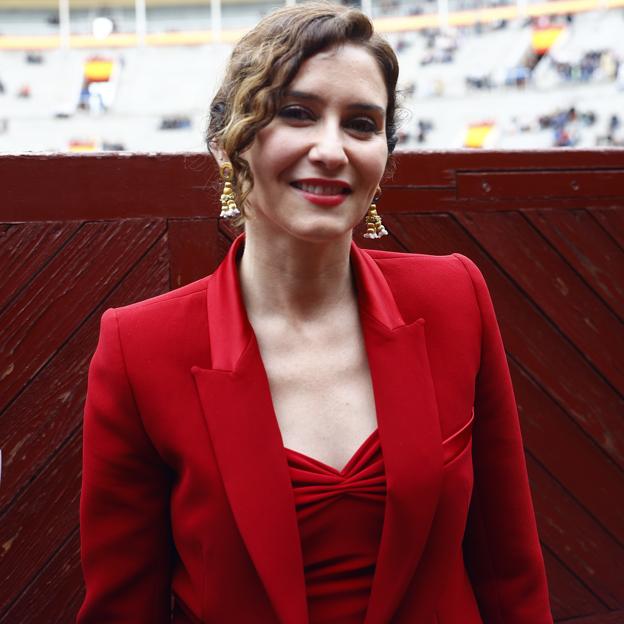 El estilizador vestido rojo de Isabel Díaz Ayuso que puedes comprar en Mango por menos de 20 euros