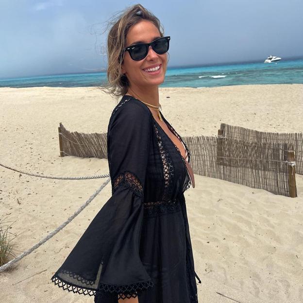 Tenemos la versión low cost del caftán azul que siempre lleva en la maleta Carmen Lomana en sus vacaciones