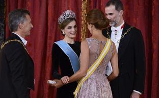 Vuelven las cenas de gala sin mascarillas: por qué el Rey Felipe nunca se sienta de espaldas a la puerta, qué significan las tiaras de la reina Letizia y otros secretos de las cita con más glamour del Palacio Real