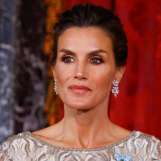 Letizia no perdona: la reina deslumbra sin tiara y con un espectacular vestido bordado en la cena de gala con el emir y la jequesa de Catar