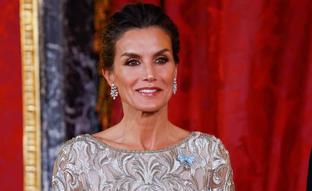 Letizia no perdona: la reina deslumbra sin tiara y con un espectacular vestido bordado en la cena de gala con el emir y la jequesa de Catar