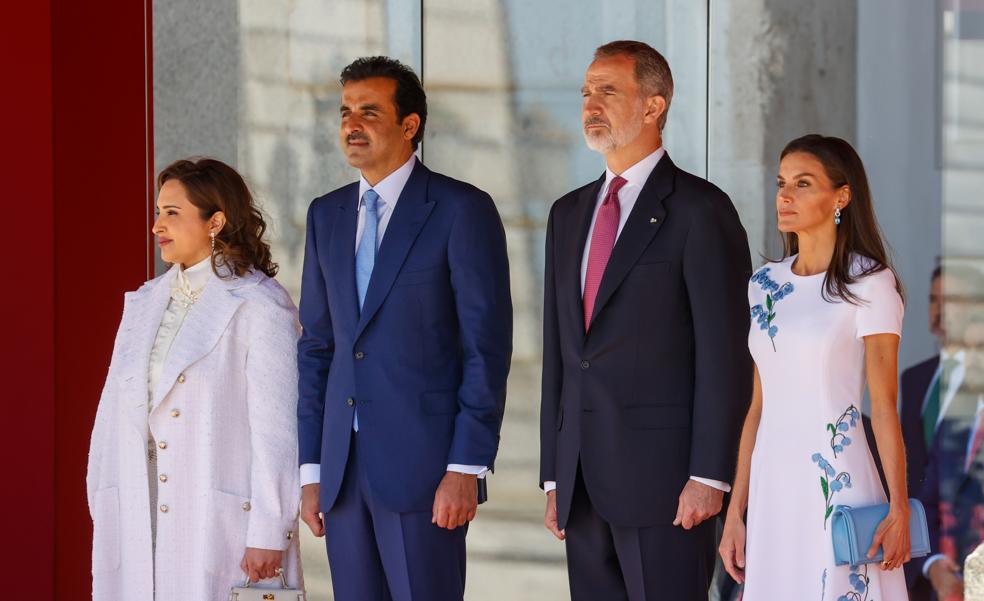 La reina Letizia estrena un vestido blanco muy favorecedor y elegante que puedes comprar en Zara por menos de 25 euros