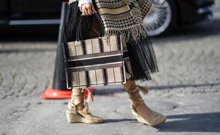 Las sandalias con cuña de yute que arrasan en Parfois: se están agotando porque son muy cómodas y elevan cualquier look