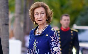 La reina Sofía sorprende con un espectacular vestido azul con bordados de corales en Miami que rejuvenece, estiliza y demuestra que es la más elegante de las royals (incluida Letizia Ortiz)