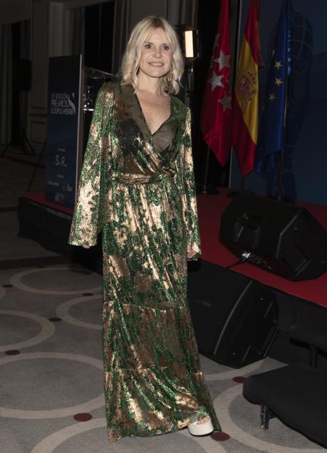 Eugenia Martínez de Irujo combinó su vestido de invitada con sandalias de tacón y plataforma.