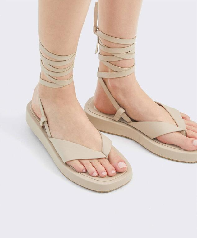 Esta temporada necesitas sumarte a la tendencia de las sandalias planas con plataforma para ir cómoda y super estilosa a diario