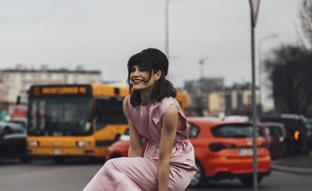 El vestido rosa de la firma francesa que adoran las famosas e influencers, que queda bien con zapatillas y que rejuvenece