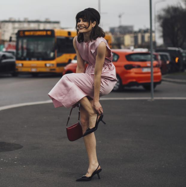 El vestido rosa de la firma francesa que adoran las famosas e influencers, que queda bien con zapatillas y que rejuvenece