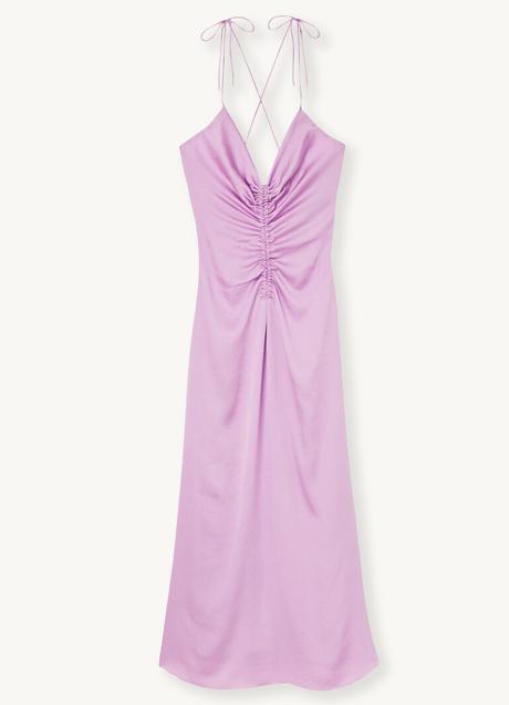El vestido rosa de la firma francesa que adoran las famosas e influencers,  que queda bien con zapatillas y que rejuvenece | Mujer Hoy
