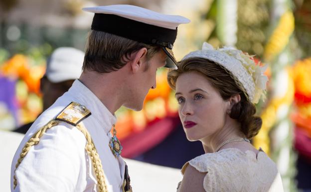 Claire Foy caracterizada como Isabel II en The Crown