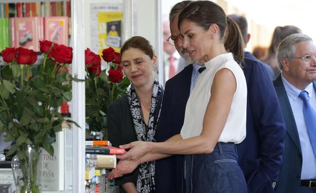 Letizia Ortiz en la Feria del Libro: radiografía del cambio de la reina a través de los libros que se ha llevado (y sus gustos literarios desvelan más que sus looks)