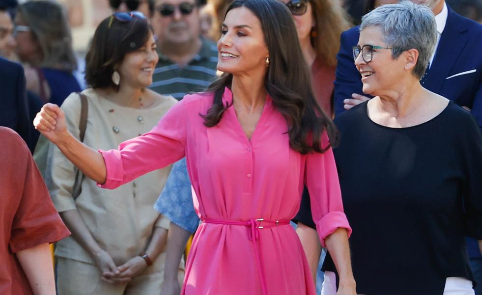 La reina Letizia estrena unas alpargatas de cuña rosas ideales, originales y cómodas en la Feria del Libro que vas a querer copiar