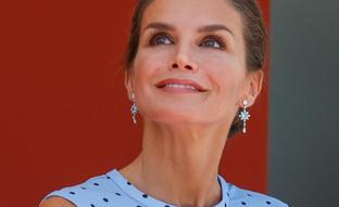 La reina Letizia estrena un espectacular vestido de lunares y consigue el look de invitada perfecto que puedes comprar en Zara