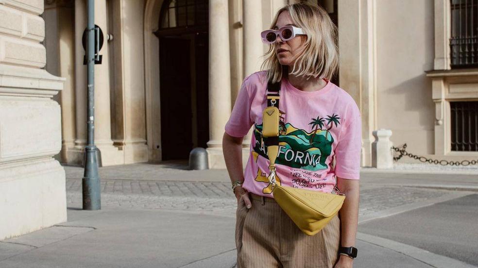 Estas son las camisetas básicas con estampado que necesitas para rejuvenecer tu look con vaqueros