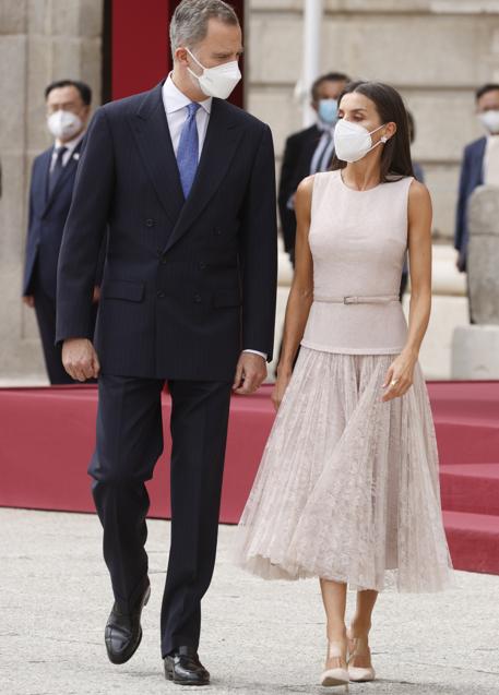 La reina llevó este look también en un acto en junio del año pasado.