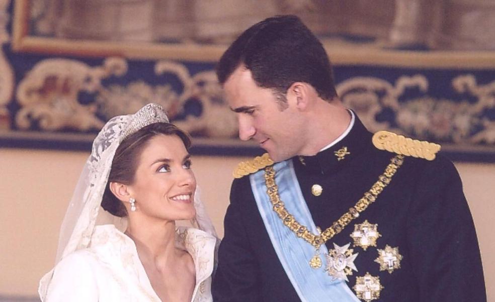 Ballerina bun, el moño de moda que ya llevó la reina Letizia el día de su boda y que arrasa entre las influencers