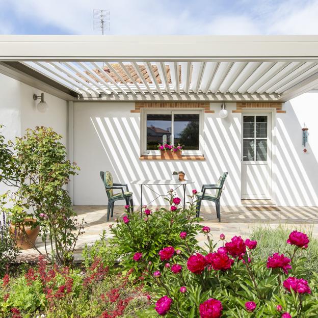 Por qué necesitas una pérgola para crear un ambiente fresco en tu jardín y poder disfrutar de los días de verano