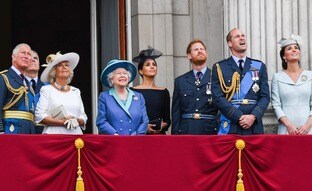 Desterrados del balcón de Buckingham Palace: los favoritos y los caídos, así ha cambiado la foto de familia de Isabel II en los últimos 20 años