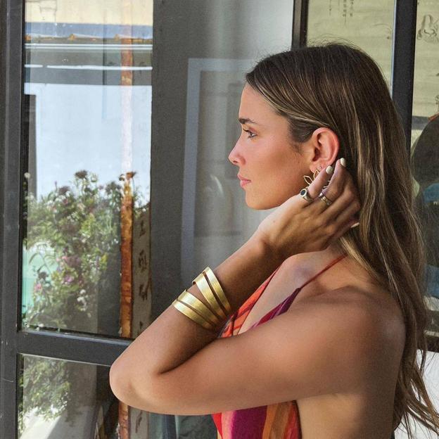 Las influencer dicen que necesitas un brazalete dorado para tus looks con vestidos y tenemos 4 opciones low cost