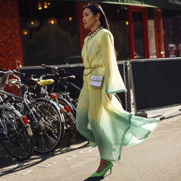 Cinco vestidos básicos que cambian totalmente cuando añades unas sandalias de tacón