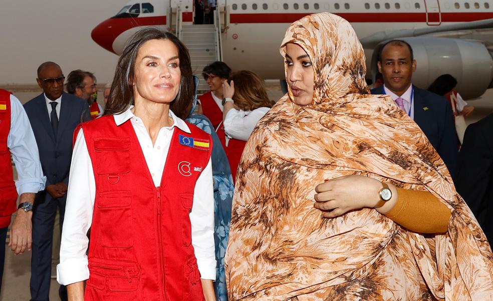 Chaleco rojo y unos pantalones de Mango: la reina Letizia aterriza en Mauritania e inicia su viaje de Cooperación en África