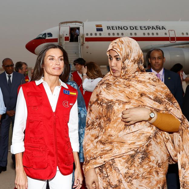 Chaleco rojo y unos pantalones de Mango: la reina Letizia aterriza en Mauritania e inicia su viaje de Cooperación en África