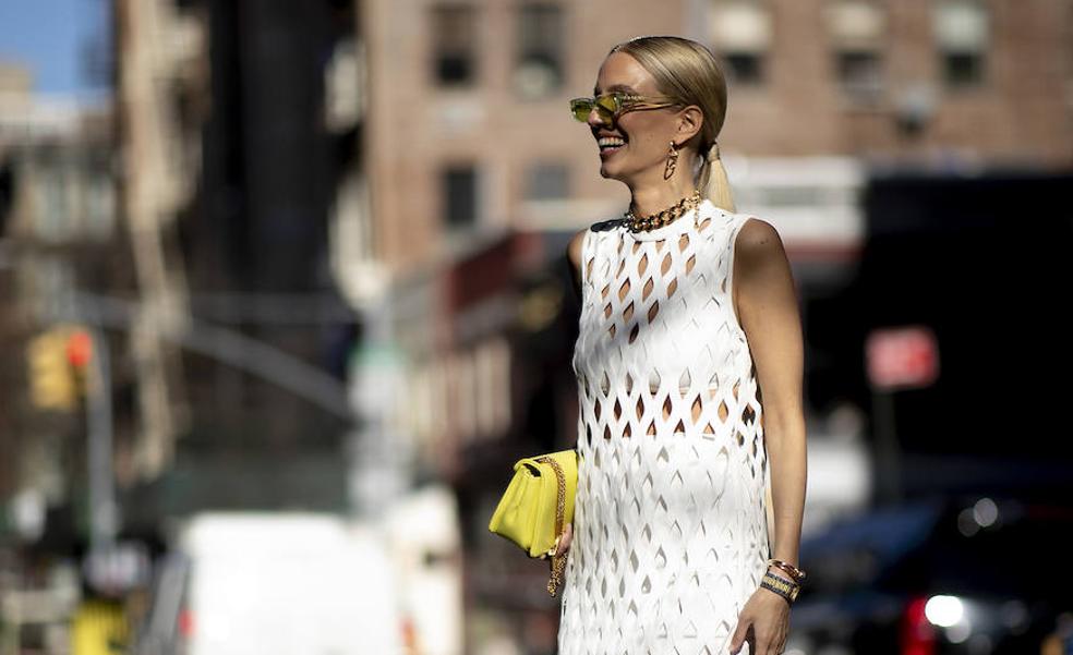 Dos vestidos blancos con bordados perforados que puedes comprar en Zara y son ideales para conseguir un look veraniego de 10