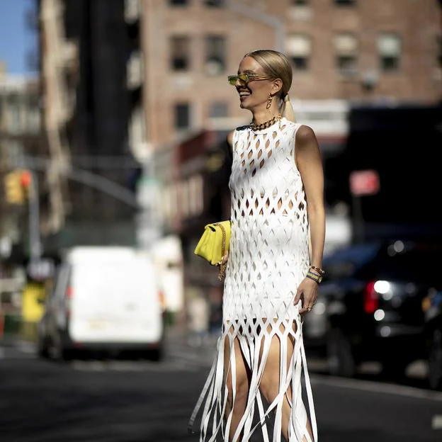 Dos vestidos blancos con perforados que puedes en Zara y ideales para conseguir un look veraniego de 10 | Mujer