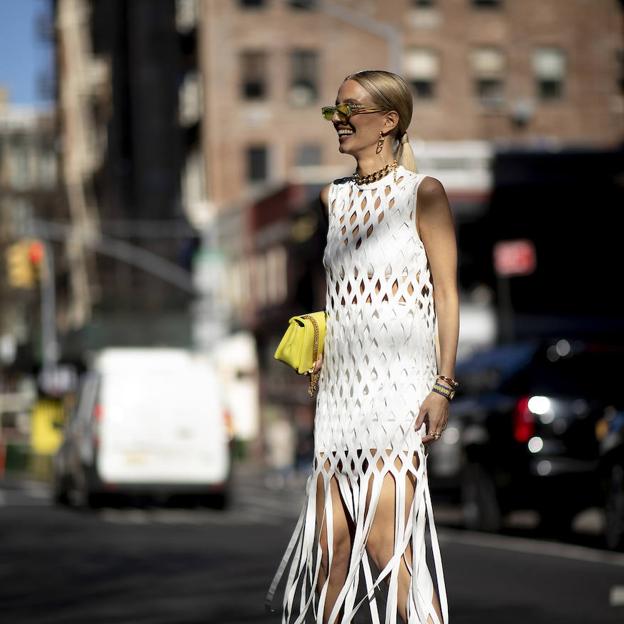 Dos vestidos blancos con bordados perforados que puedes comprar en Zara y son ideales para conseguir un look veraniego de 10