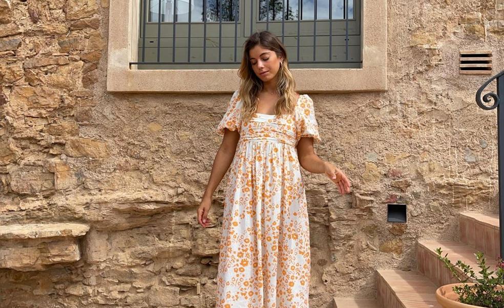 Este es el vestido viral del verano con estampado de flores que no paras de ver en la calle: muy favorecedor, bonito y súper ponible