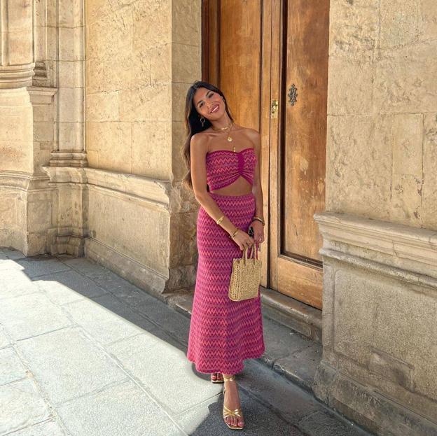 El estiloso look de punto con falda midi más cómodo y que además hace tipazo es este que ha enamorado a las influencers