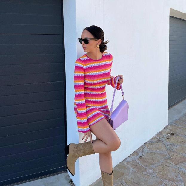 Tenemos el vestido de crochet multicolor más buscado de Instagram que te conquistará por lo rejuvenecedor y favorecedor que es
