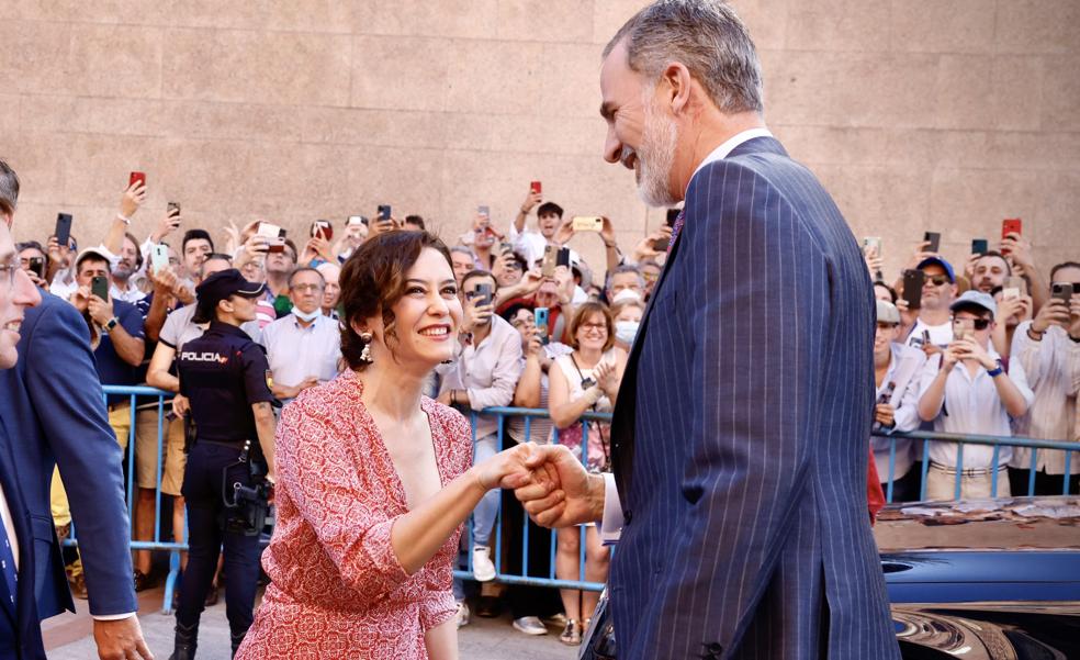 Isabel Díaz Ayuso causa furor con un vestido midi estampado que favorece y sienta de maravilla (y es un look de invitada perfecto)