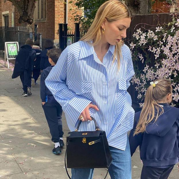 Así es como tienes que llevar la clásica camisa azul de rayas está primavera para ir elegante sin esfuerzo, según las influencers